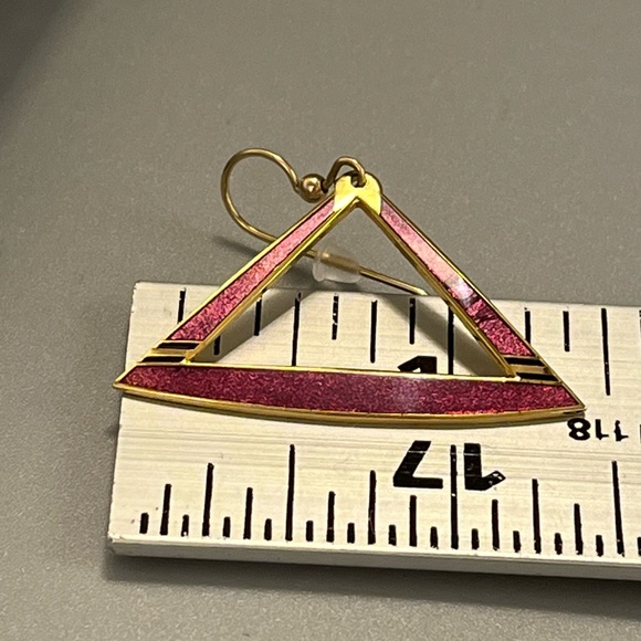 Pair of vintage, Isle of Skye, triangle shaped Earrings for pierced ears. - Picture 11 of 12